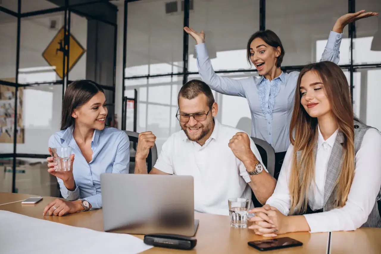 Equipo celebrando un &eacute;xito tras una sesi&oacute;n de leadership coaching.