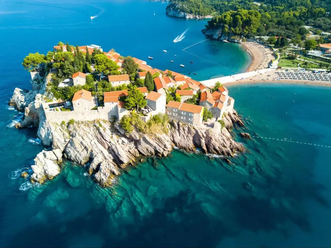 Wyspa Sveti Stefan, Czarnogóra. Idealne miejsce, by zapytać: gdzie do Czarnogóry? Malownicza wysepka z kamiennymi domkami i plażą.