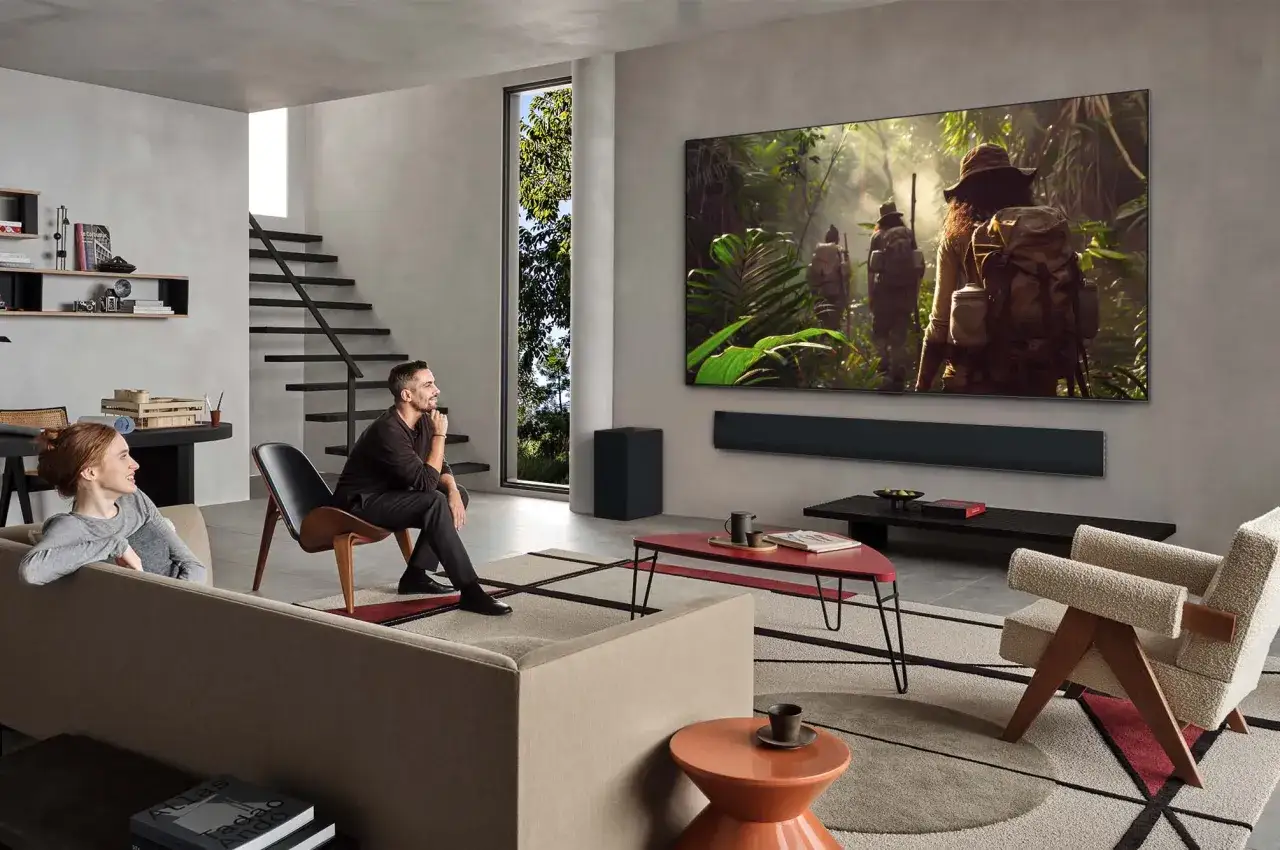 Nowoczesny salon z telewizorem 65 cali, rodzina oglądająca film