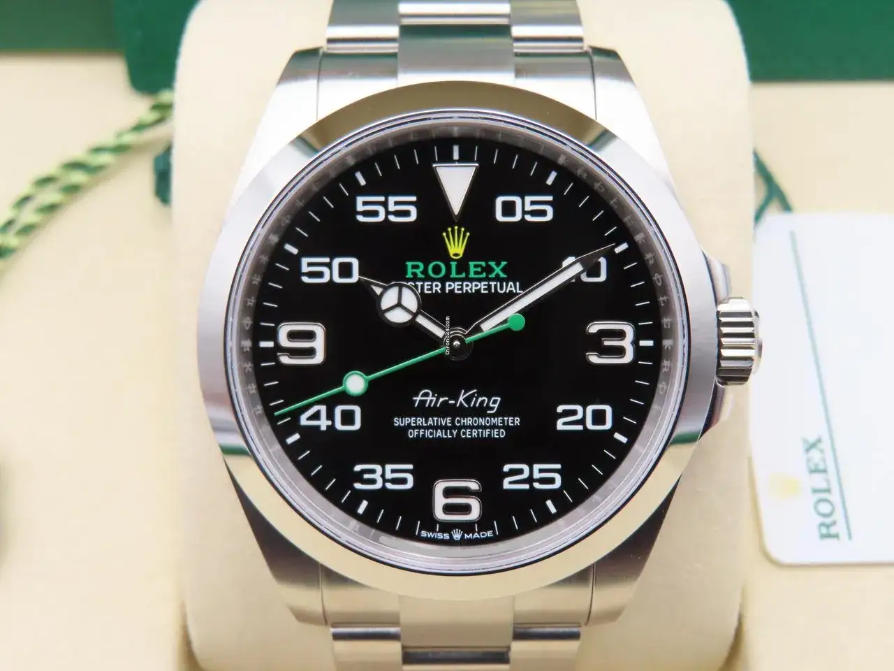 Un iconico Rolex Air-King fuori produzione, con quadrante nero e dettagli verdi. Un pezzo da collezione.