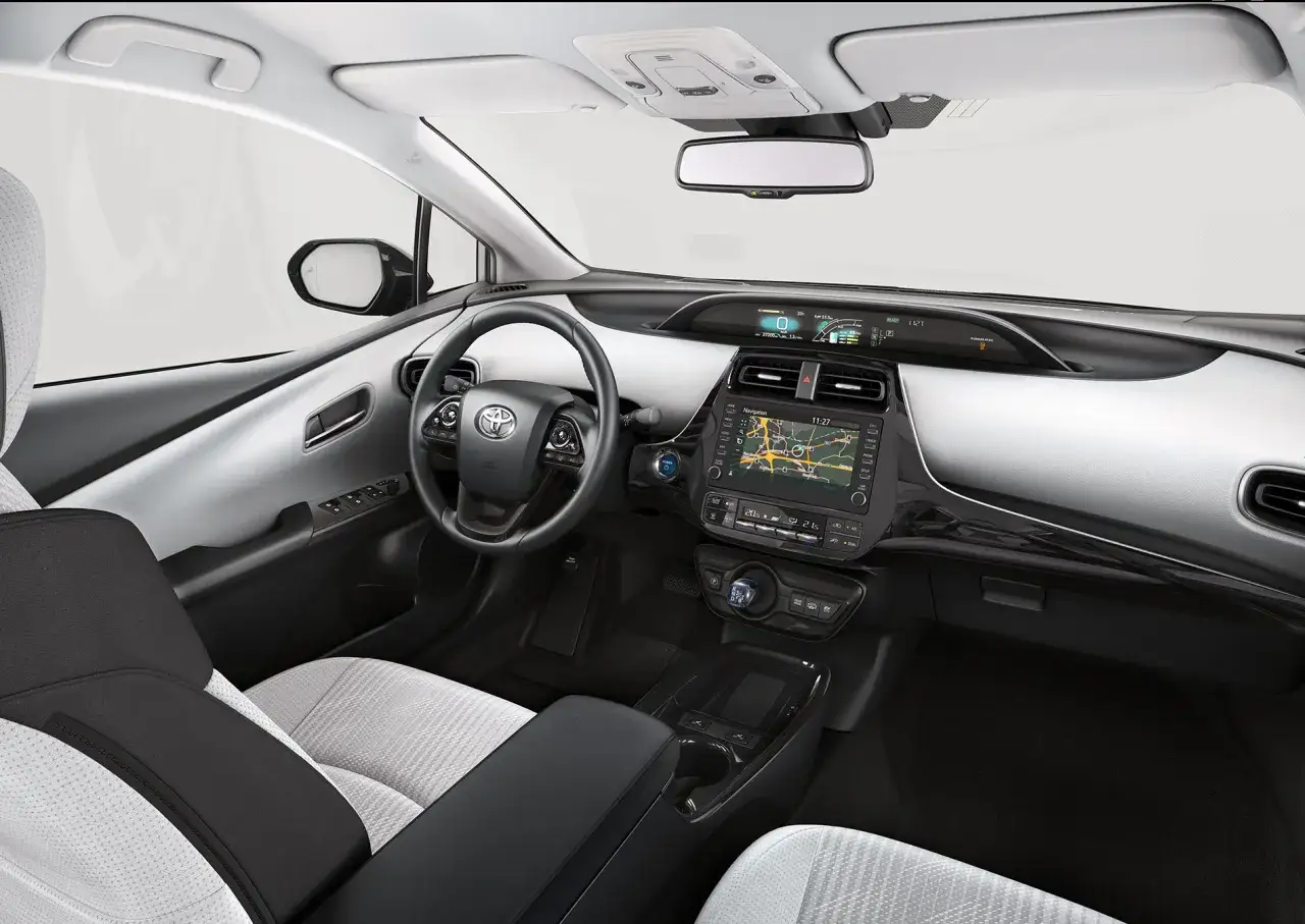 Wnętrze Toyoty Prius, z naciskiem na komfortowe siedzenia. Ile miejsc oferuje ten model?
