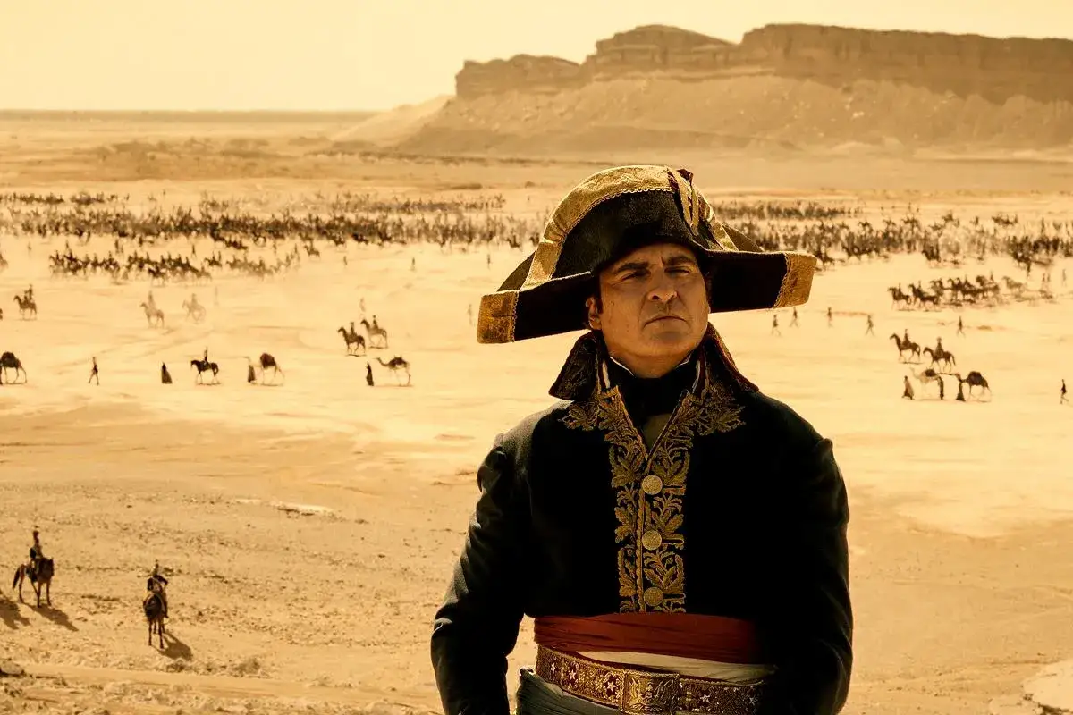 Napoleon recenzja filmu: Joaquin Phoenix jako Napoleon w pustynnej scenerii, z widoczną armią w tle.