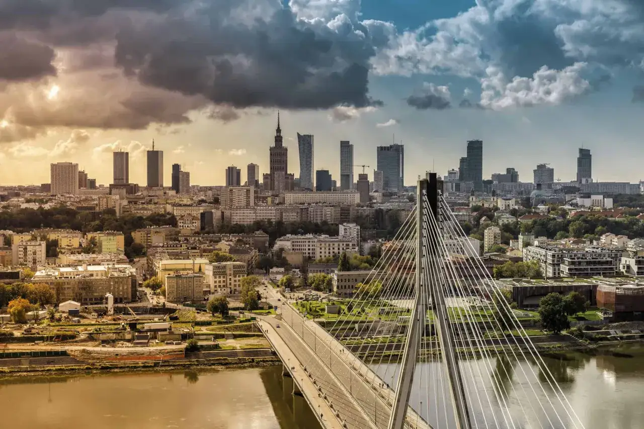 Widok na warszawską panoramę z mostem Świętokrzyskim. Idealne miejsce, by zacząć planować, co zwiedzić w Warszawie.