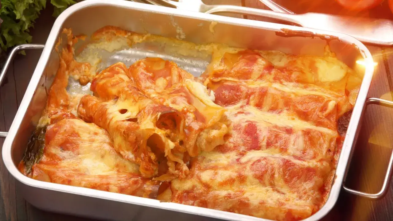 Pyszne cannelloni przepis w naczyniu, zapieczone pod ciągnącym się serem i sosem pomidorowym. Idealne na obiad!