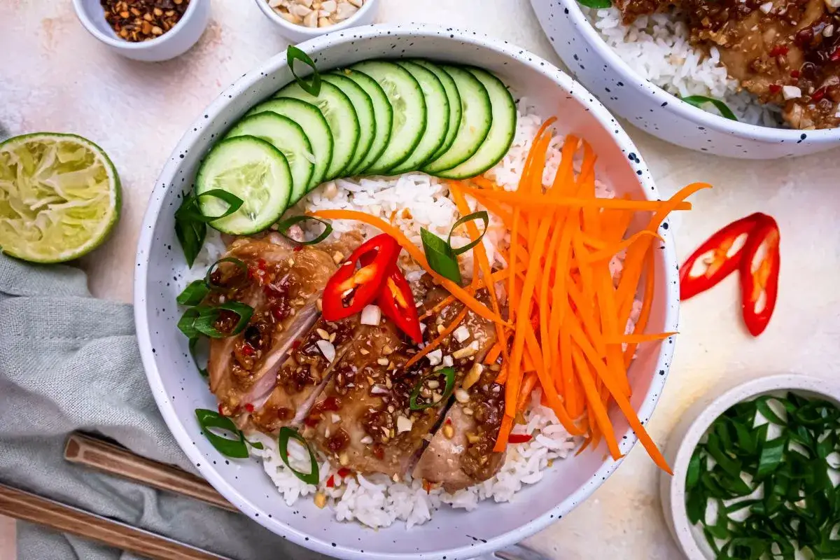 Pyszny kurczak Hanoi z ryżem, ogórkiem, marchewką i chili. Idealny posiłek.