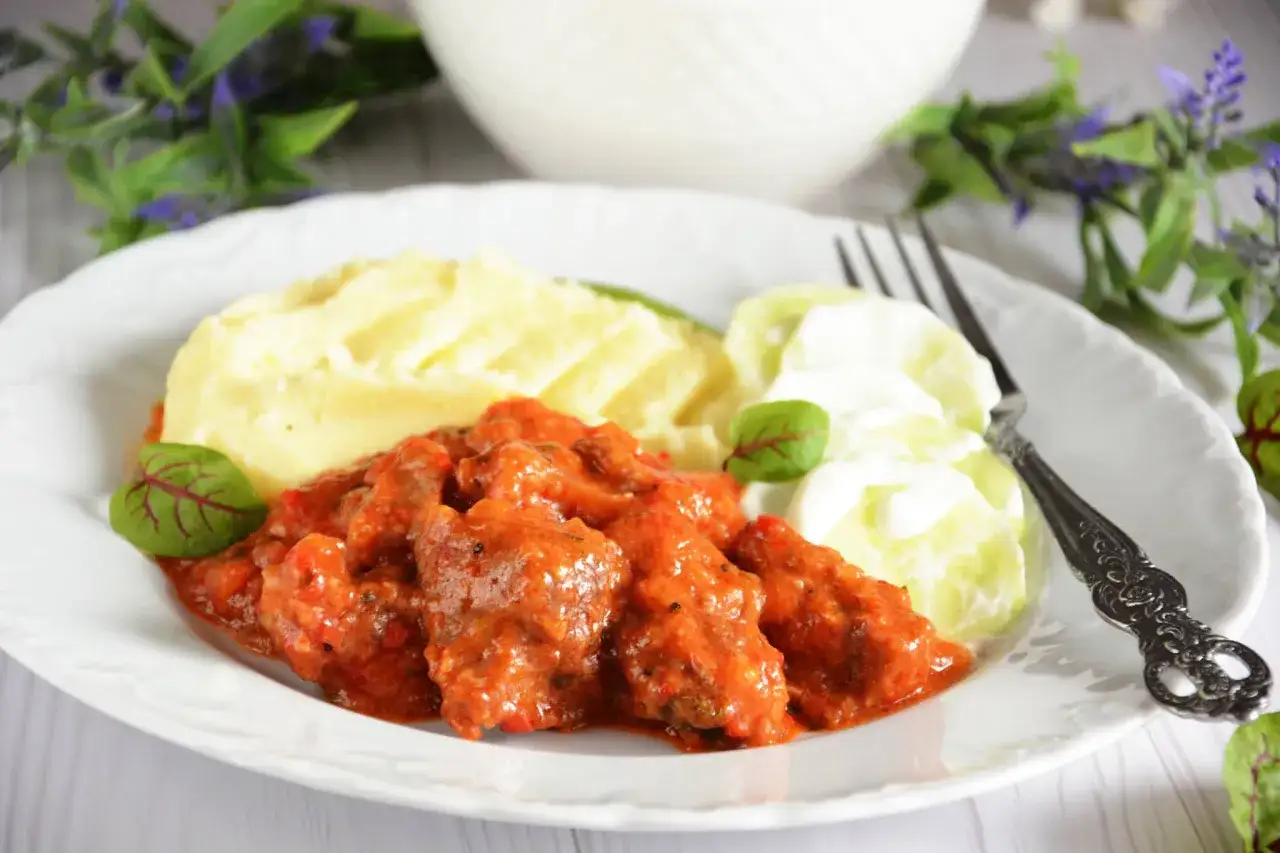 Pyszny gulasz z karkówki z puree ziemniaczanym i ogórkiem.