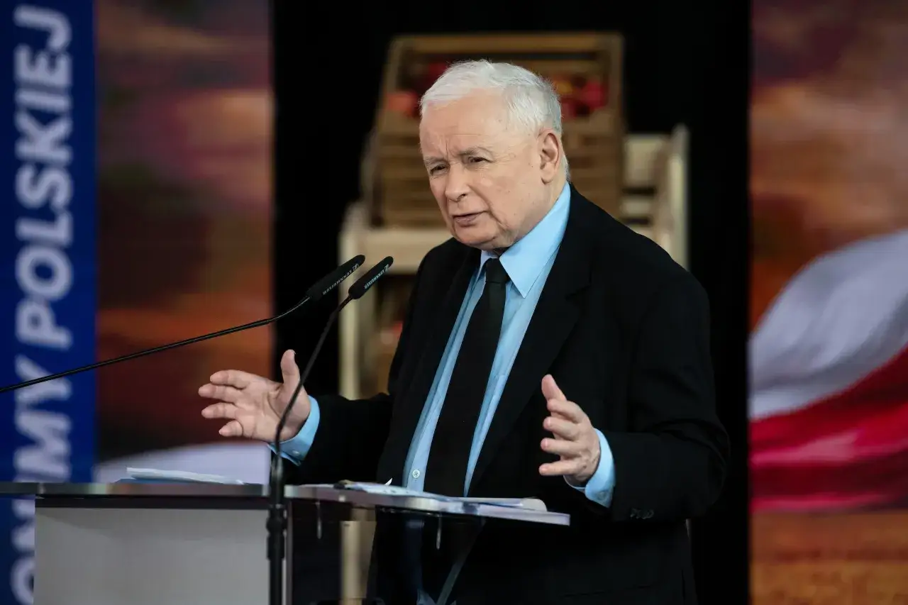 Jarosław Kaczyński przemawia, a jego gestykulacja budzi pytania, czy Jarosław Kaczyński faktycznie planuje oddać władzę młodszym politykom.