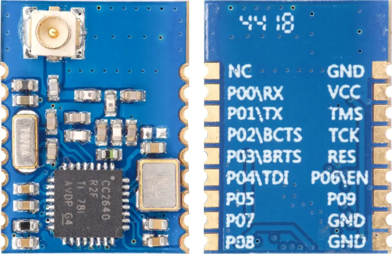 Moduł CC2640 z anteną i wyprowadzeniami. Na płytce widoczne są elementy elektroniczne, w tym układ CC2640, kryształy i kondensatory. Na odwrocie widnieje oznaczenie 4418 i wyprowadzenia, np. RX, TX, GND, VCC. To taki mały, ale bardzo użyteczny ble.