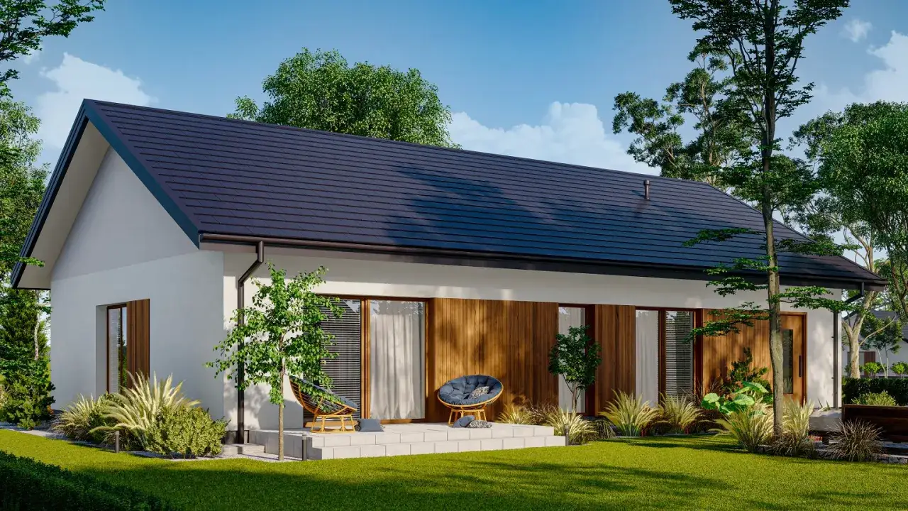 Nowoczesny, tani w budowie dom energooszczędny z dużymi oknami i drewnianymi elementami, otoczony zielenią.