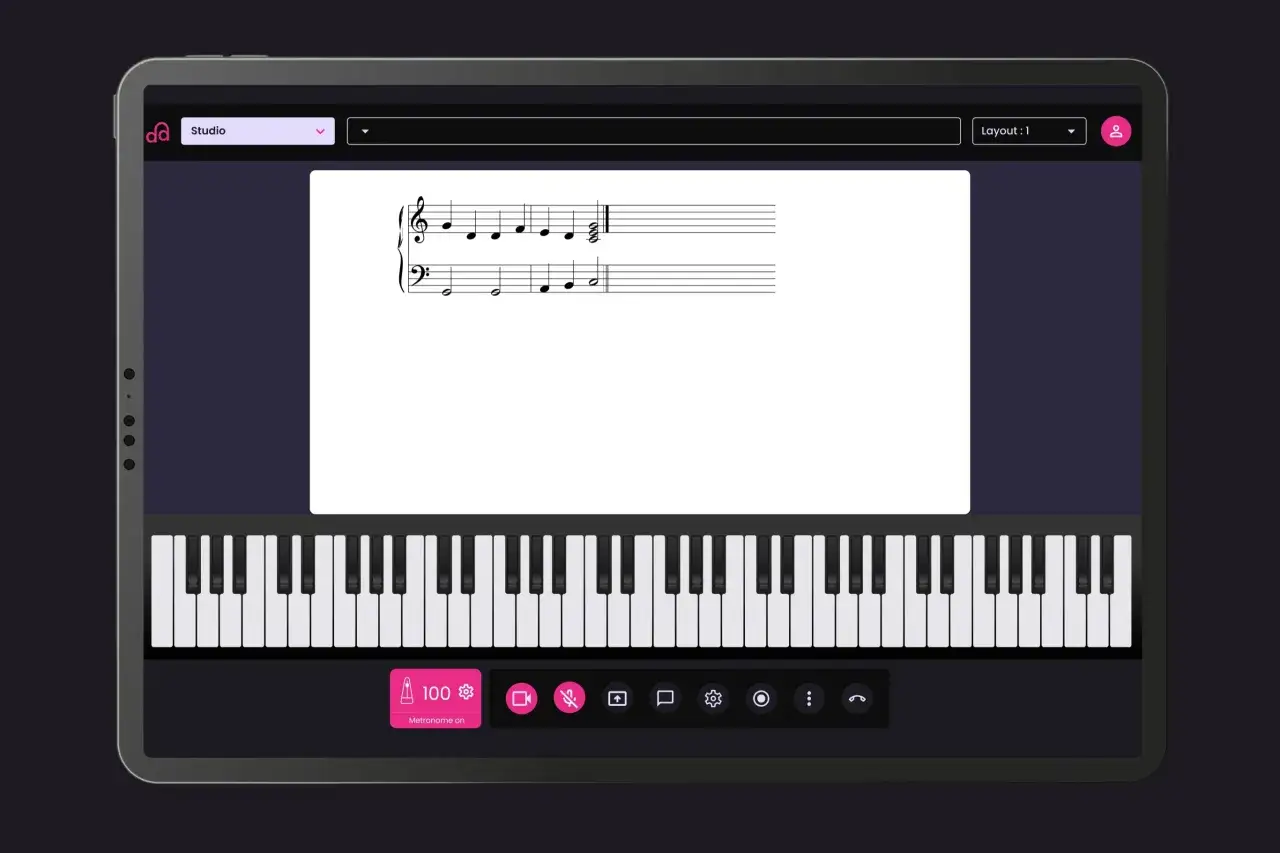 Schermo di un **piano forte virtuale** su tablet, con tastiera e spartito musicale.