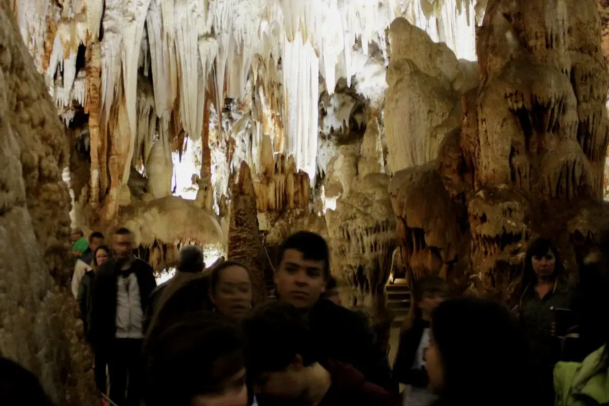 Explorando las impresionantes cuevas cerca de Madrid, con estalactitas y estalagmitas que crean un paisaje subterr&aacute;neo &uacute;nico.