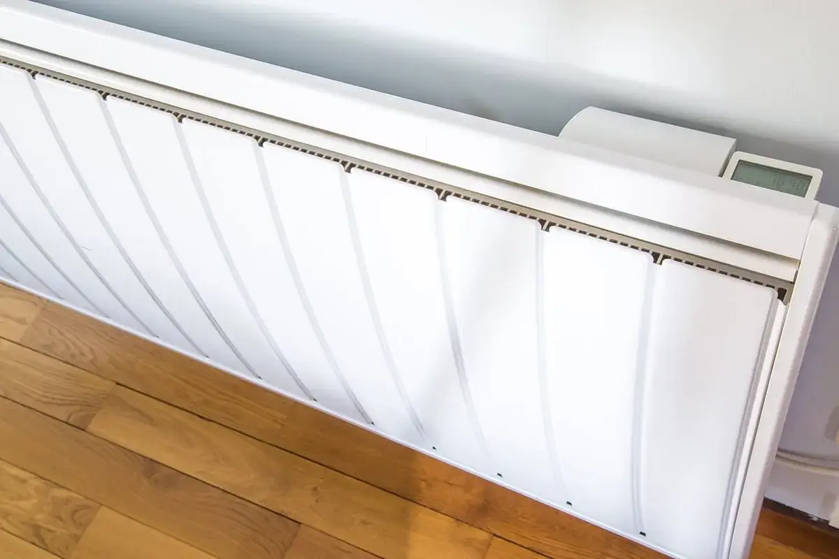 Radiateur électrique blanc moderne, idéal pour un meilleur radiateur électrique pour DPE. Affichage numérique de la température.