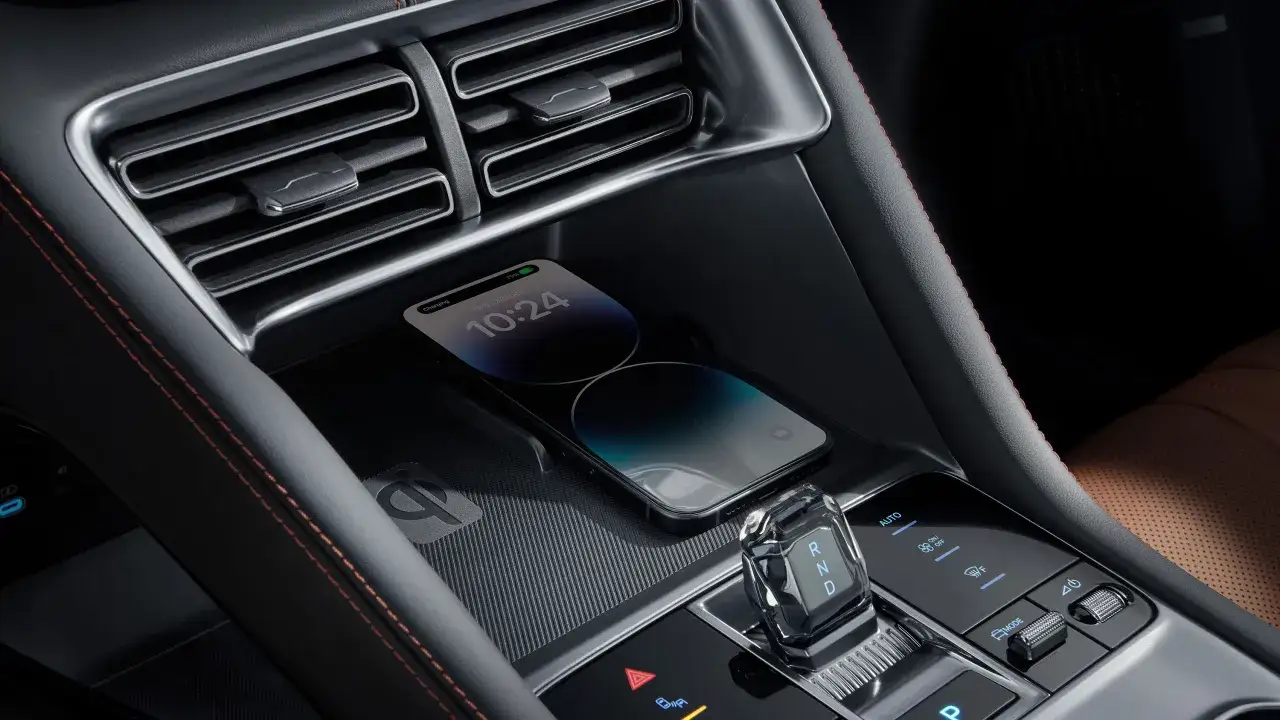 Wnętrze BYD Seal 5: telefon ładuje się bezprzewodowo obok dźwigni biegów i nawiewów.