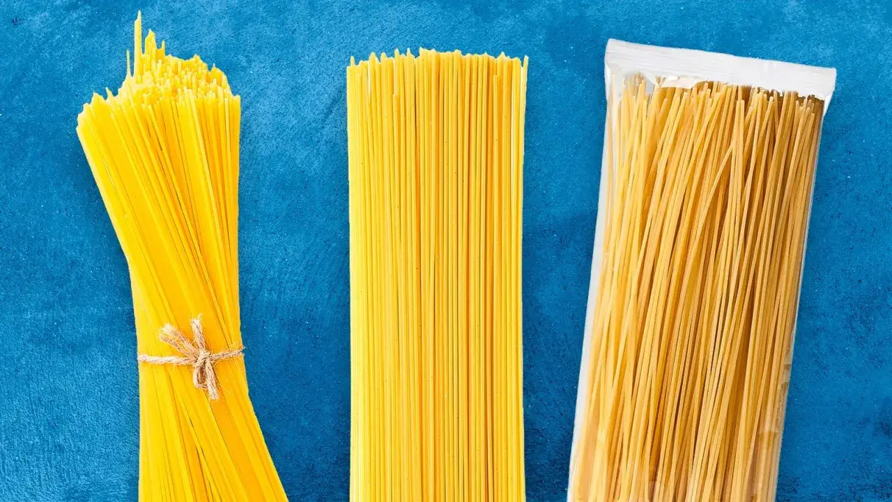Trzy rodzaje makaronu: spaghetti związane sznurkiem, luźne spaghetti i spaghetti w opakowaniu. Wyglądają jak złote, anielskie włosy (capelli d'angelo).