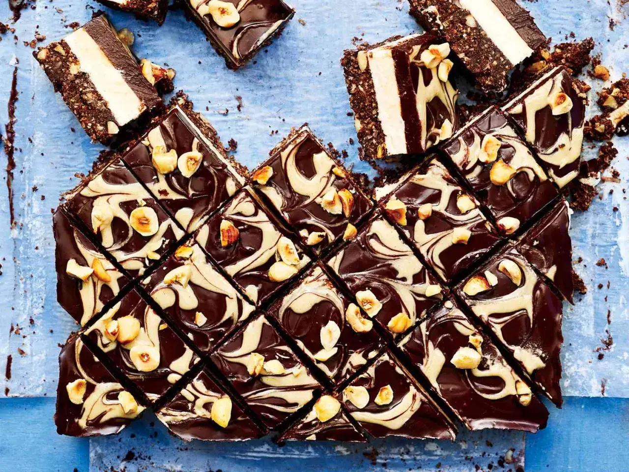 Schokoladen-Nuss-Riegel mit cremiger F&uuml;llung, garniert mit Haseln&uuml;ssen. Perfekt f&uuml;r schnelle Desserts zum Vorbereiten.