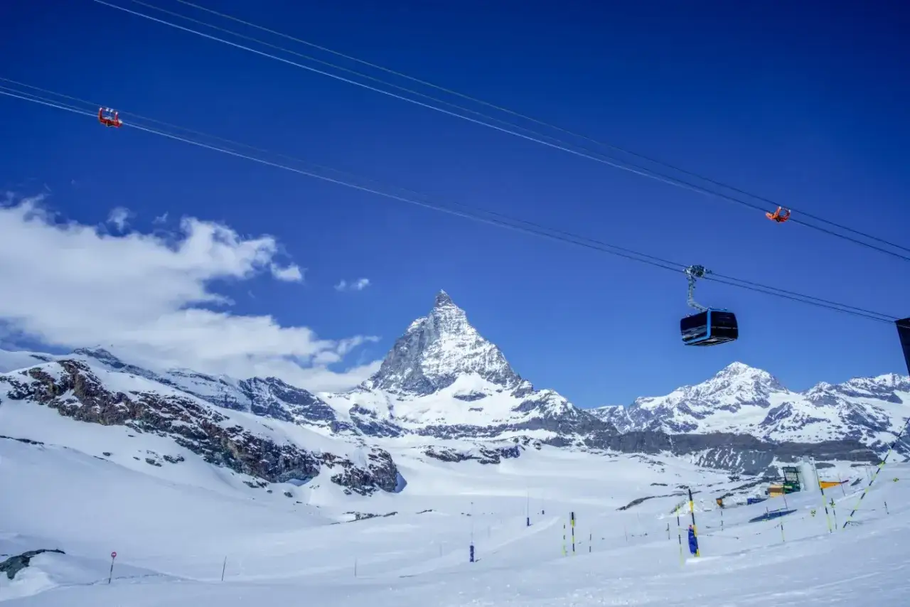Widok na majestatyczny Matterhorn i wyciągi narciarskie, które prowadzą do jednych z najdłuższych tras narciarskich w Europie.