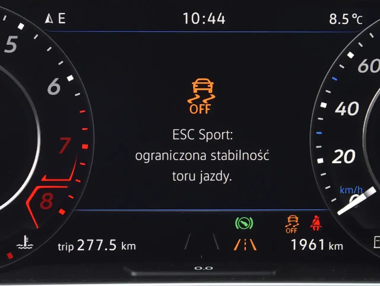 Kontrolka ESP OFF świeci się, informując o ograniczonej stabilności toru jazdy w trybie ESC Sport.
