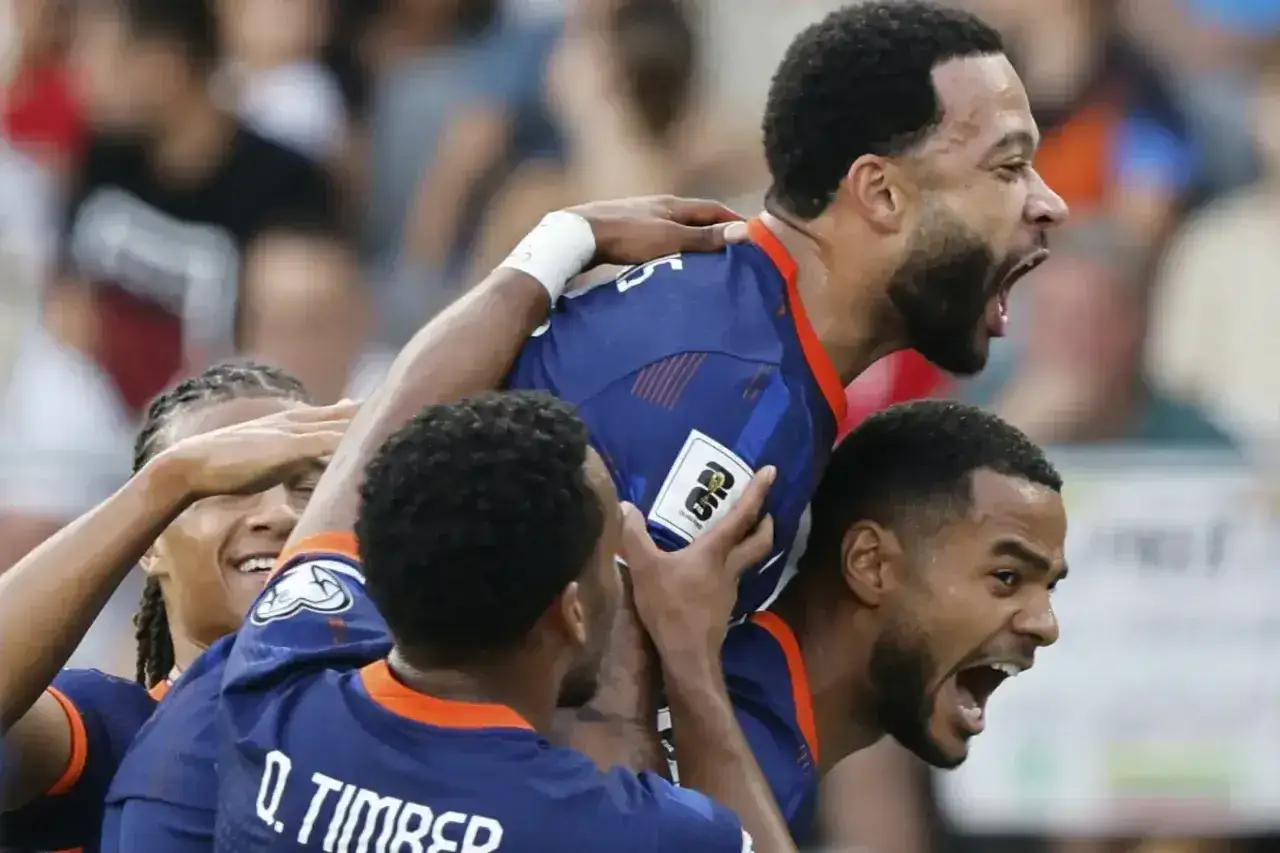 Memphis Depay świętuje bramkę z kolegami z drużyny. Jego obecne drużyny to FC Barcelona i reprezentacja Holandii.