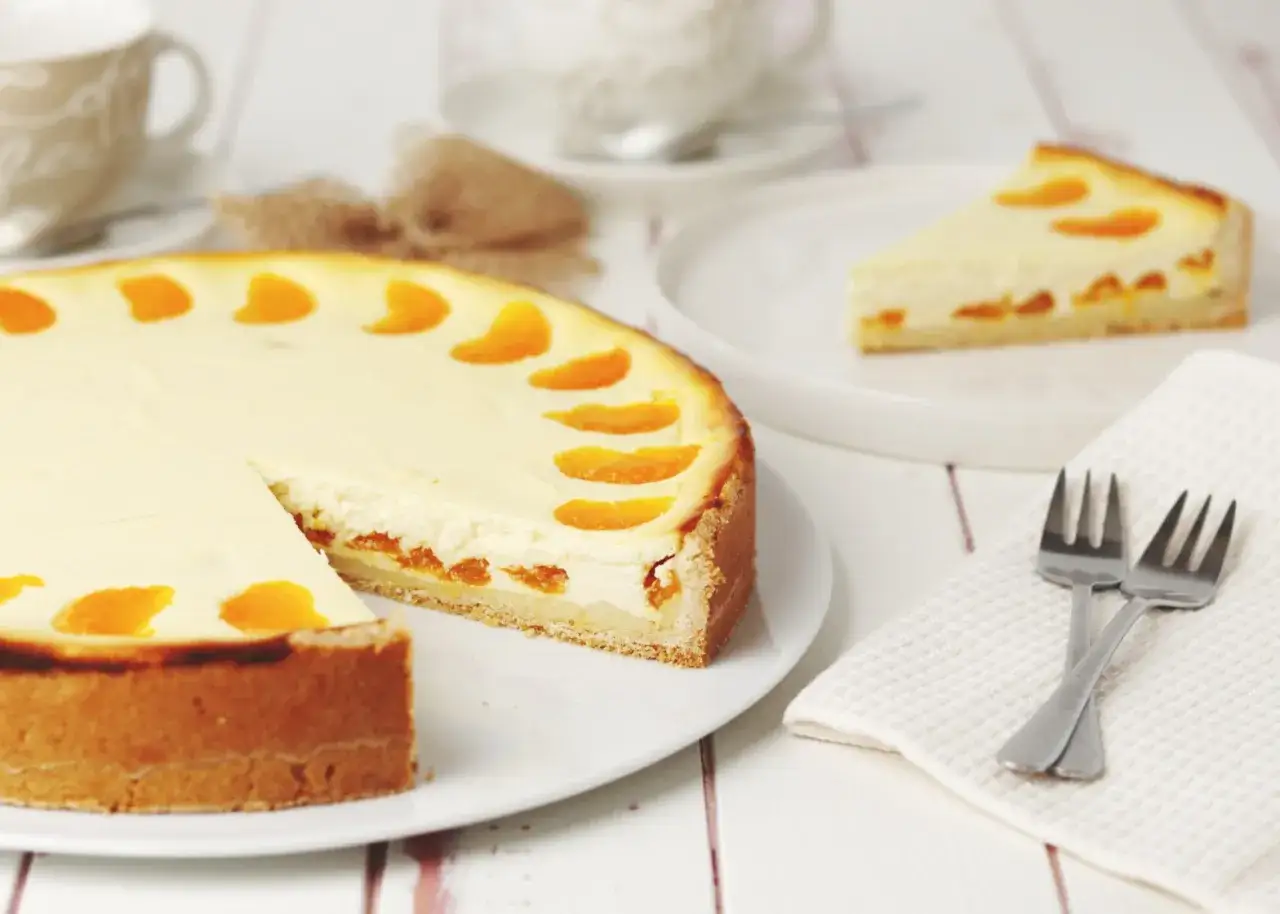 Ein saftiger Käsekuchen mit Aprikosen, der auch als 