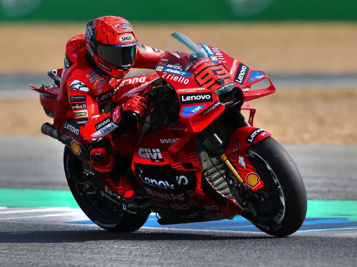 Marc Márquez, piloto de Ducati, inclinado en una curva con su moto roja de competición.