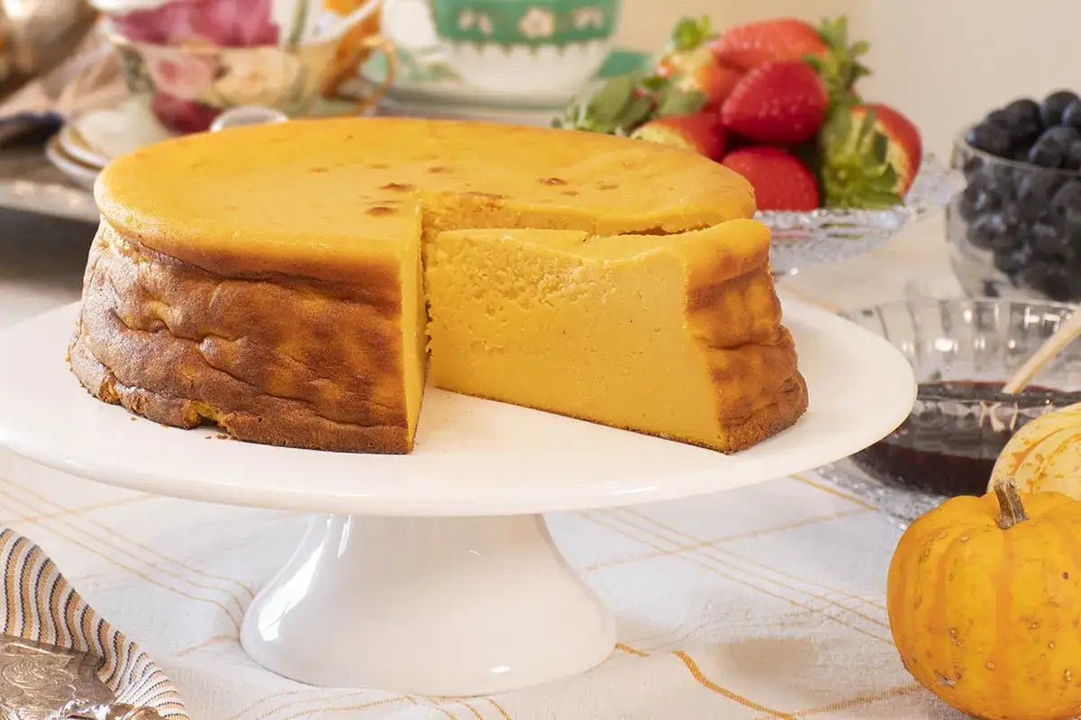 La tarta de calabaza de la abuela, dorada y esponjosa, lista para compartir. Acompa&ntilde;ada de fresas y ar&aacute;ndanos.