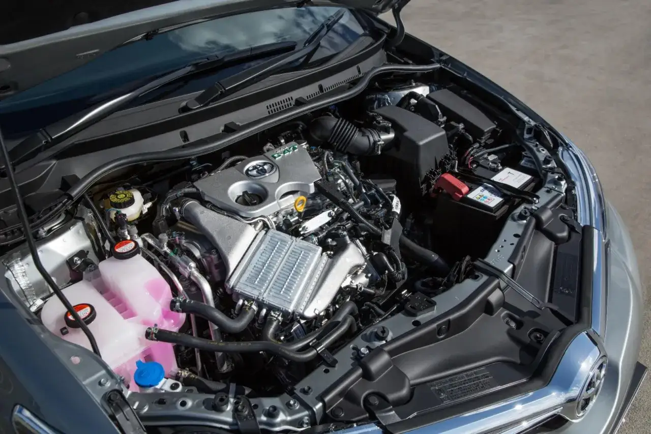 Silnik Toyota 1.2 turbo. Zbliżenie na jednostkę napędową, chłodnicę i zbiorniczki płynów. Czy to zapowiedź awarii?