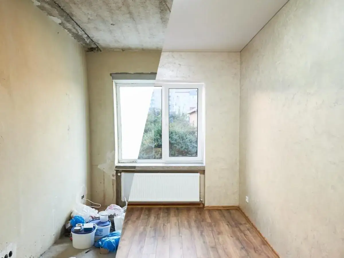 Avant/apr&egrave;s : une pi&egrave;ce en r&eacute;novation, passant d'un &eacute;tat brut avec des mat&eacute;riaux de chantier &agrave; une finition soign&eacute;e, la peinture qui jaunit ayant laiss&eacute; place &agrave; une nouvelle d&eacute;coration.
