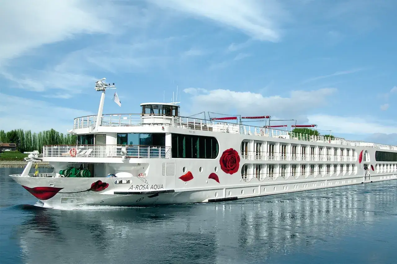 A-ROSA AQUA auf Flusskreuzfahrt. Der Altersdurchschnitt der Passagiere ist hier wahrscheinlich gemischt, von jung bis alt.