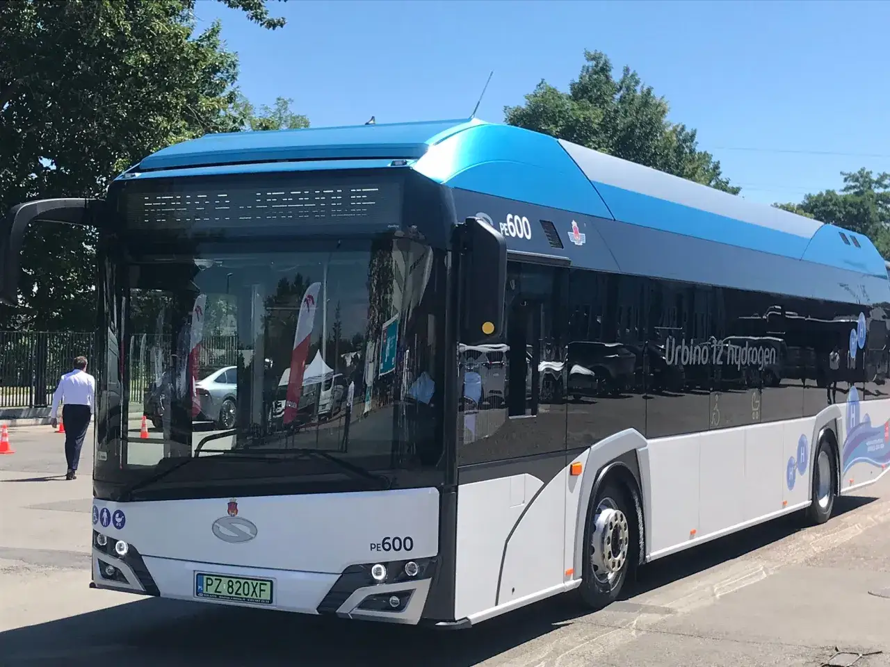 Autobus Urbino 12 hydrogen, symbolizujący przyszłość transportu zasilanego wodorem jako paliwem.