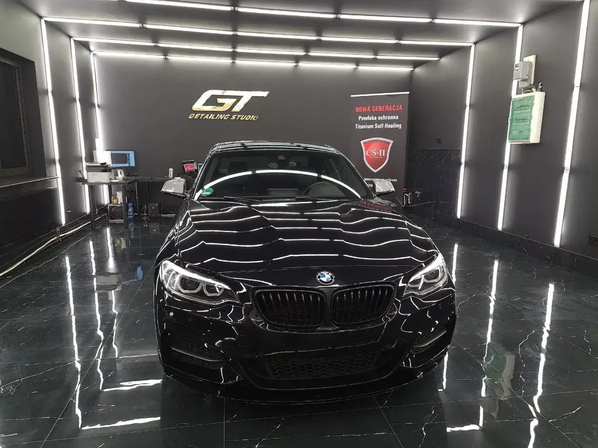 Czarny BMW w studiu GT Detailing. Chcesz wiedzieć, jak zacząć auto detailing? To miejsce inspiruje!