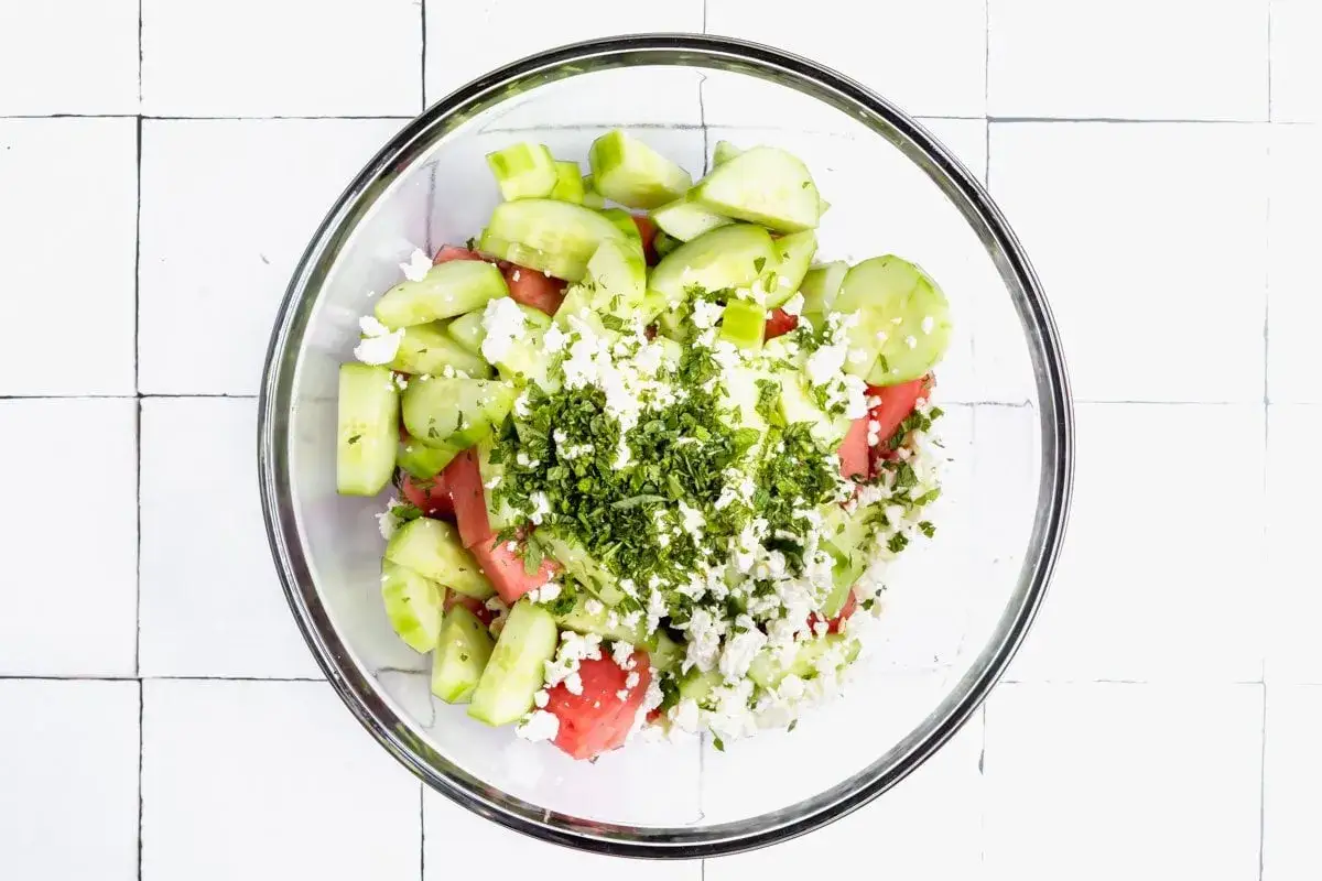 Erfrischender Salat mit Wassermelone, Gurke, Feta und Minze &ndash; eine tolle Idee f&uuml;r Wassermelone Rezepte an hei&szlig;en Tagen.