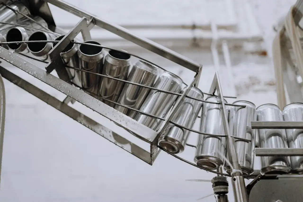 Metalowe puszki na linii produkcyjnej, mokre od wody. Co jeśli serial będzie o tej fabryce?