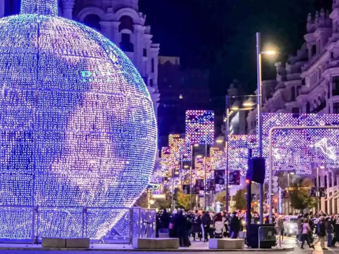 Gigantesca esfera de luces navideñas ilumina Madrid. La gente pasea bajo la decoración hasta cuando estan las luces de navidad en Madrid.