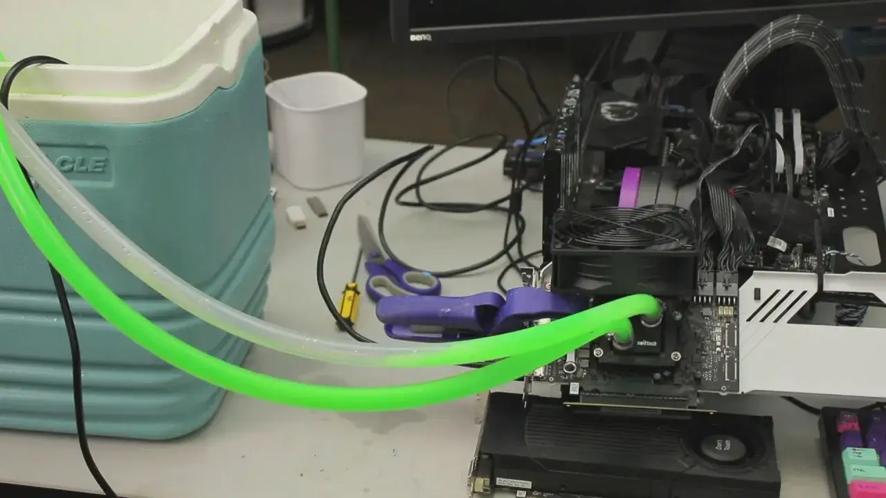 Système de refroidissement liquide pour PC, avec un glacière et des tubes verts. Une configuration qui pourrait servir à tester qu'est ce que l'overclocking.