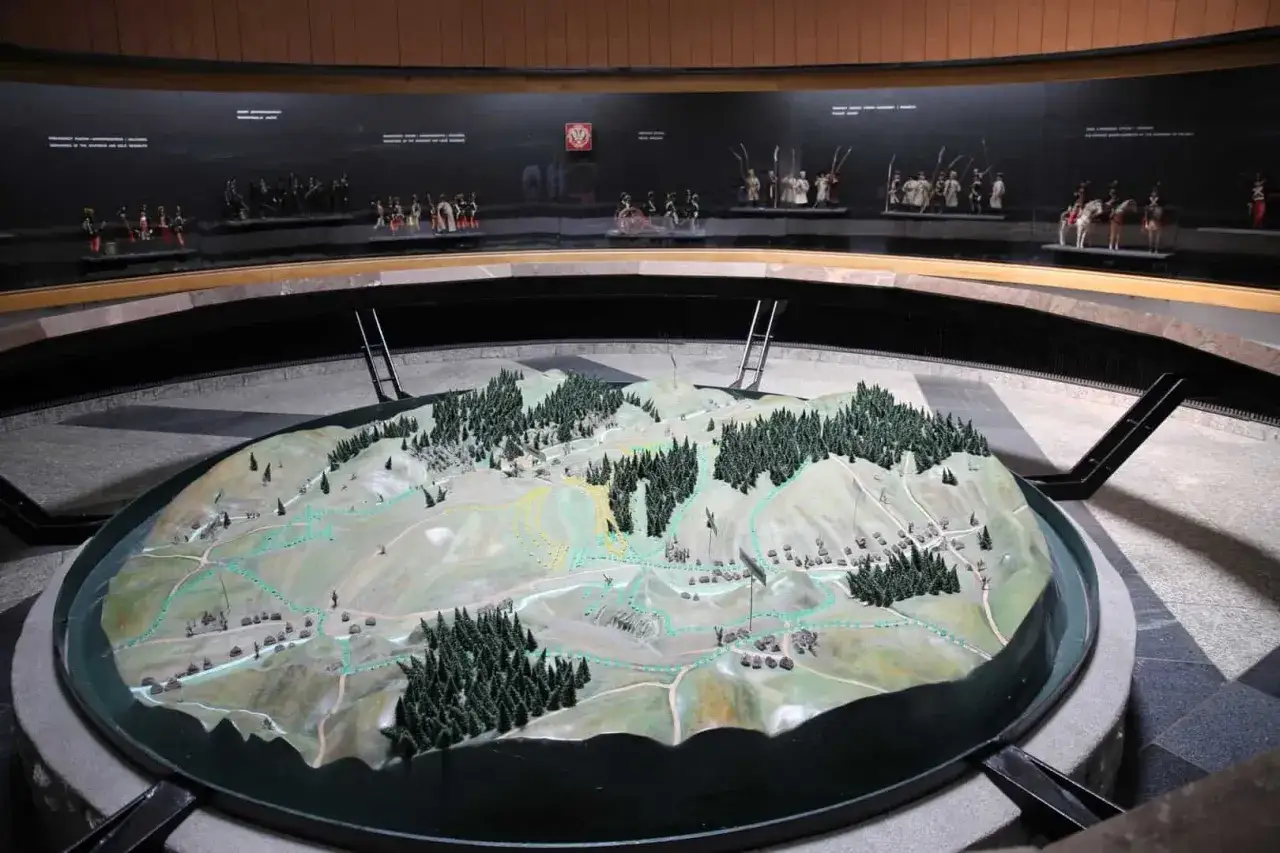 Model terenu bitwy pod Racławicami, kt&oacute;ry namalował Jan Styka i Wojciech Kossak.