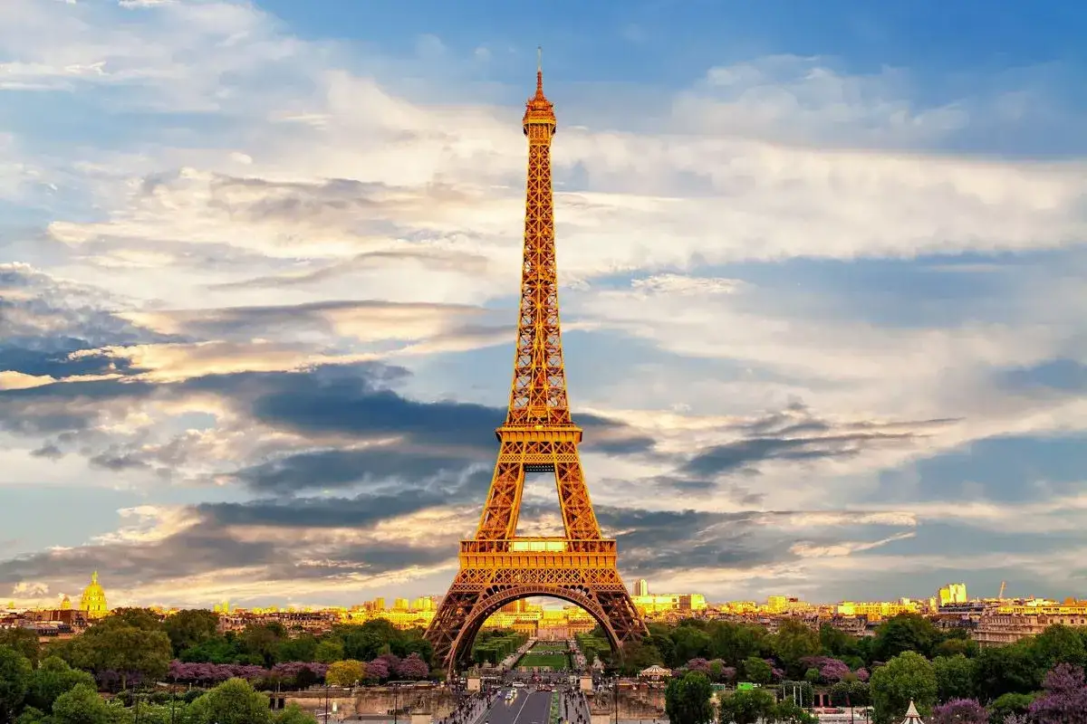 Eiffelturm im Abendlicht, ein perfekter Anblick für einen Kurztrip: Paris in 3 Tagen erleben.