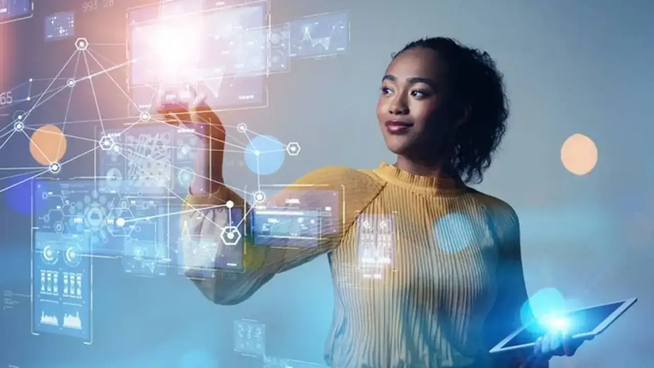 Mujer interactúa con pantallas holográficas, gestionando datos complejos. Su tablet ilumina el futuro del **general management**.
