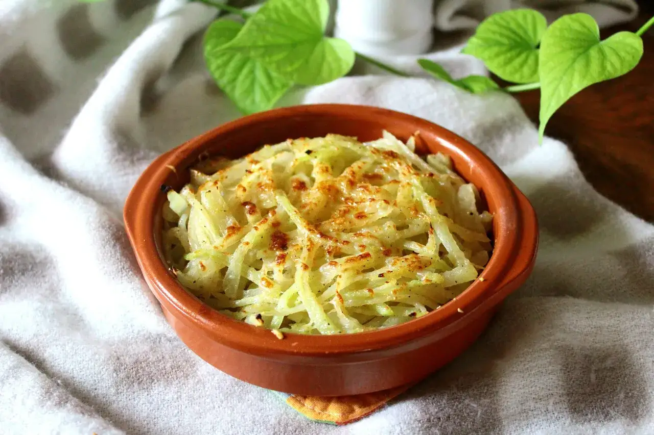 Cavolo rapa gratinato in padella, una ricetta semplice e gustosa. Perfetto per un contorno leggero.
