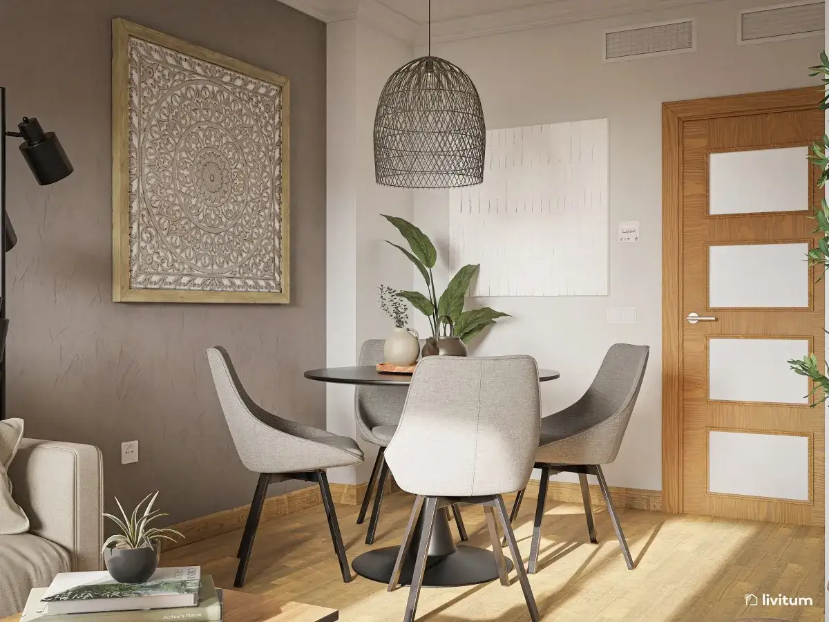 Acogedor salón de 20 metros cuadrados con mesa redonda, sillas grises y detalle decorativo de pared.
