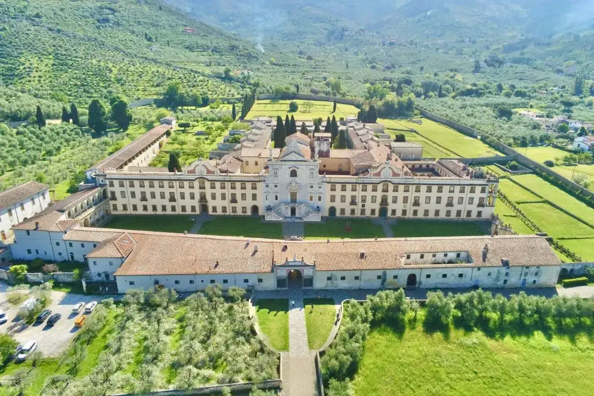 Un imponente complesso monastico immerso nel verde, con un grande cortile centrale e giardini curati. Un luogo dove ci sono tanti **buti cosa vedere**.