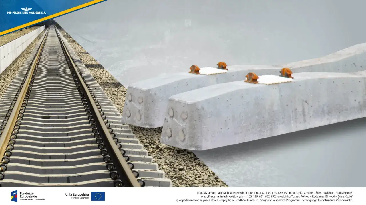 Nowe podkłady betonowe czekają na ułożenie na torach kolejowych.