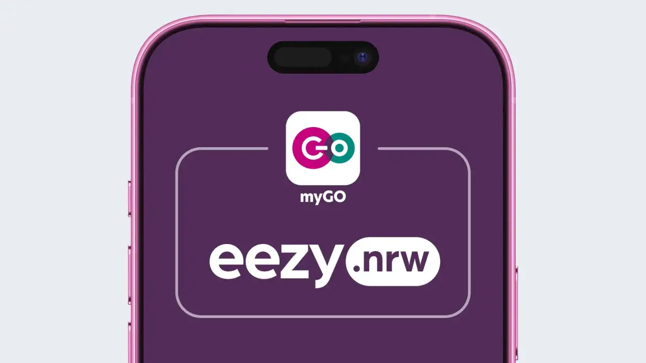 Das Smartphone zeigt die myGO App mit dem Logo 