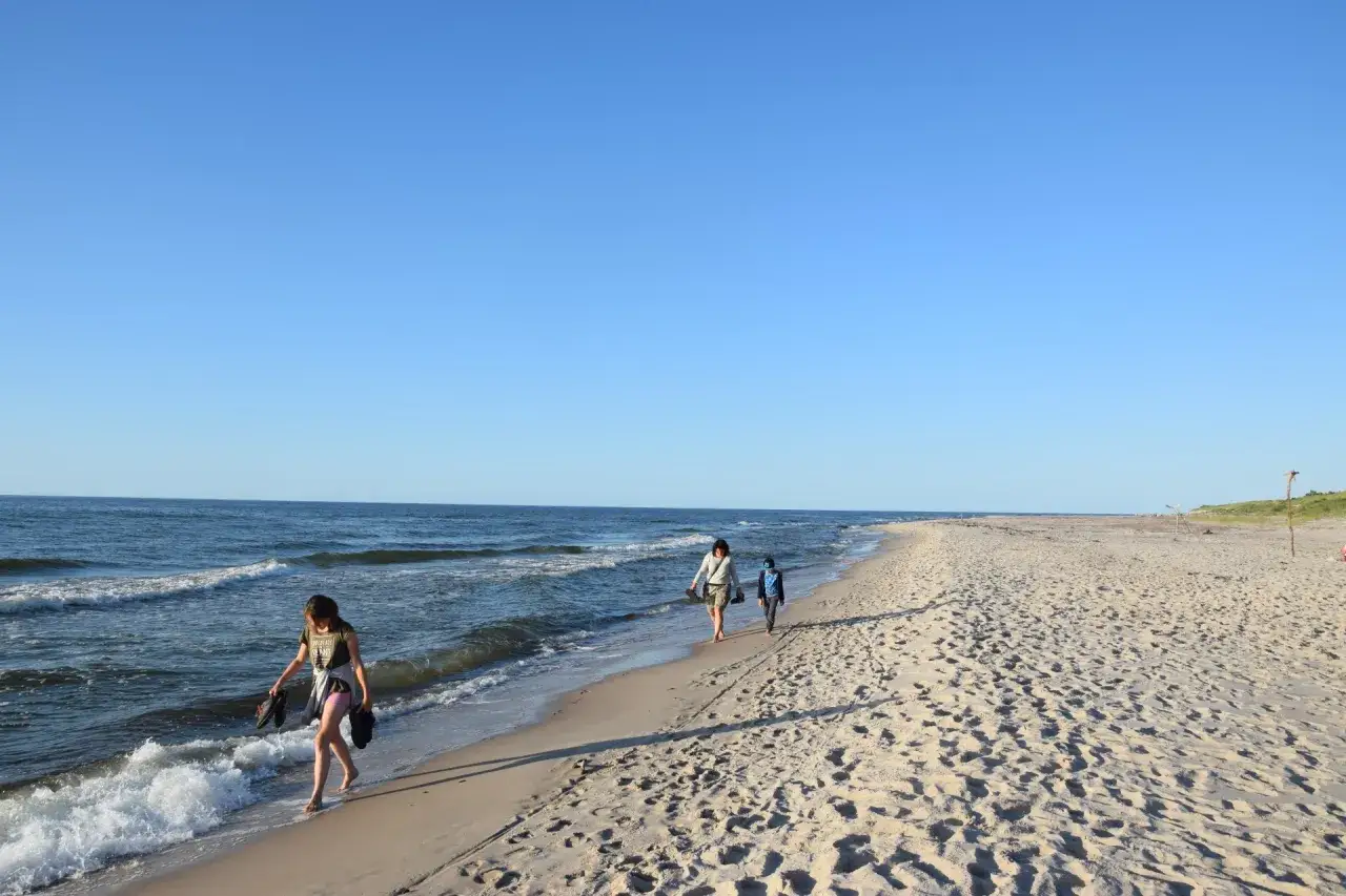 Spacer po plaży w Rowach. Warto zobaczyć piękny, piaszczysty brzeg i spokojne morze.