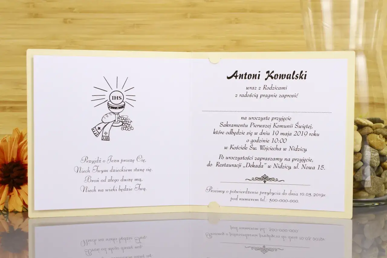 Zaproszenie na komunię Antoniego Kowalskiego. Jak zrobić zaproszenie na komunię w Wordzie? Elegancki wzór z motywem hostii i winogron.