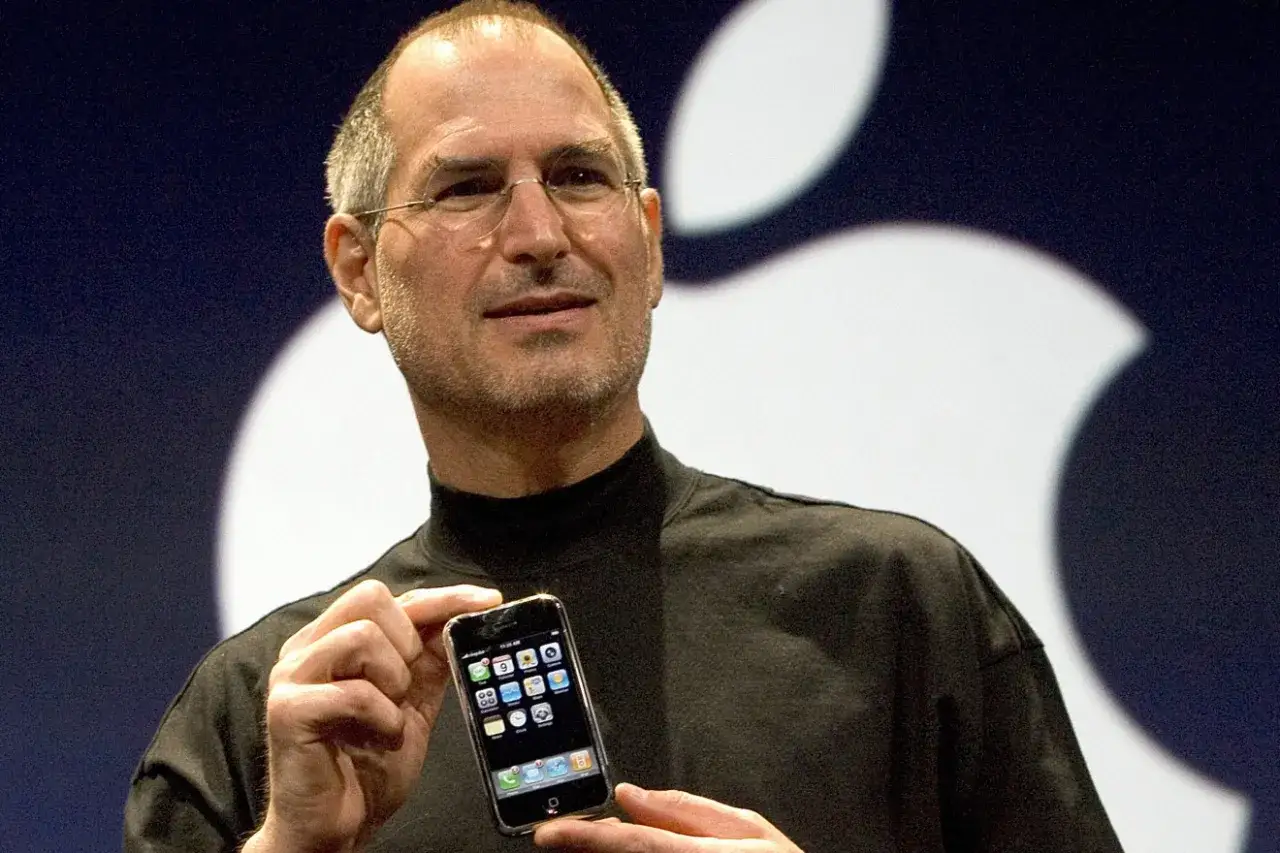 Steve Jobs, wizjoner, który pokazał światu, kto wymyślił iPhone'a, prezentuje pierwszy model.