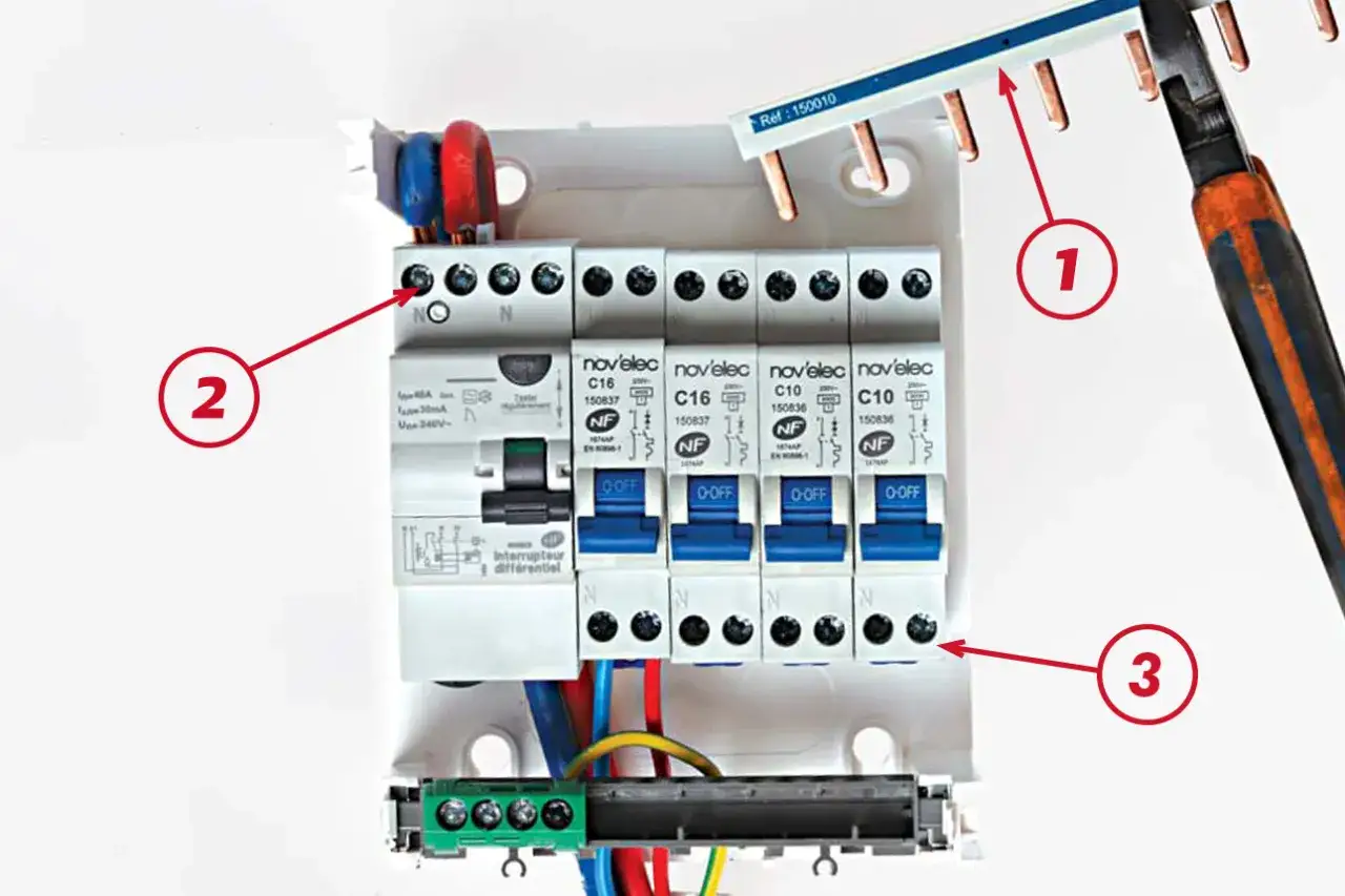 Disjoncteur différentiel 30 milliampères et disjoncteurs modulaires dans un tableau électrique.