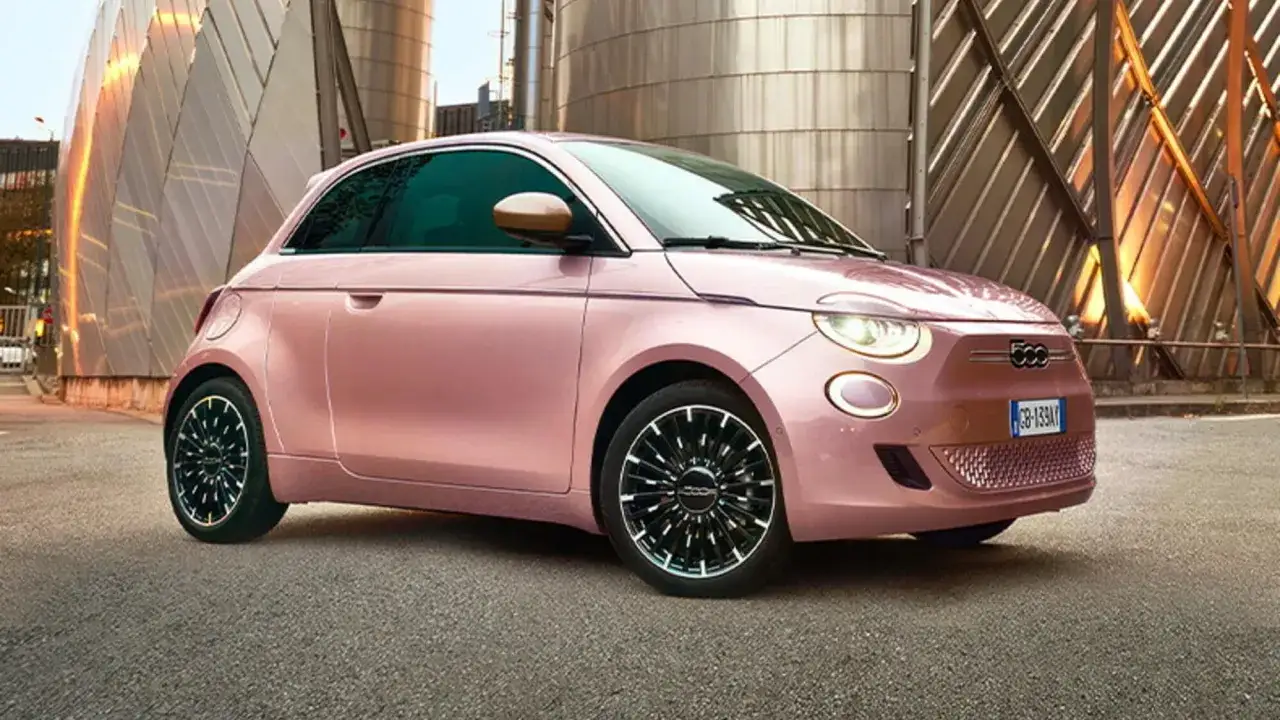 Nuova Fiat 500 rosa, acquistata con incentivi, pronta per essere rivenduta.