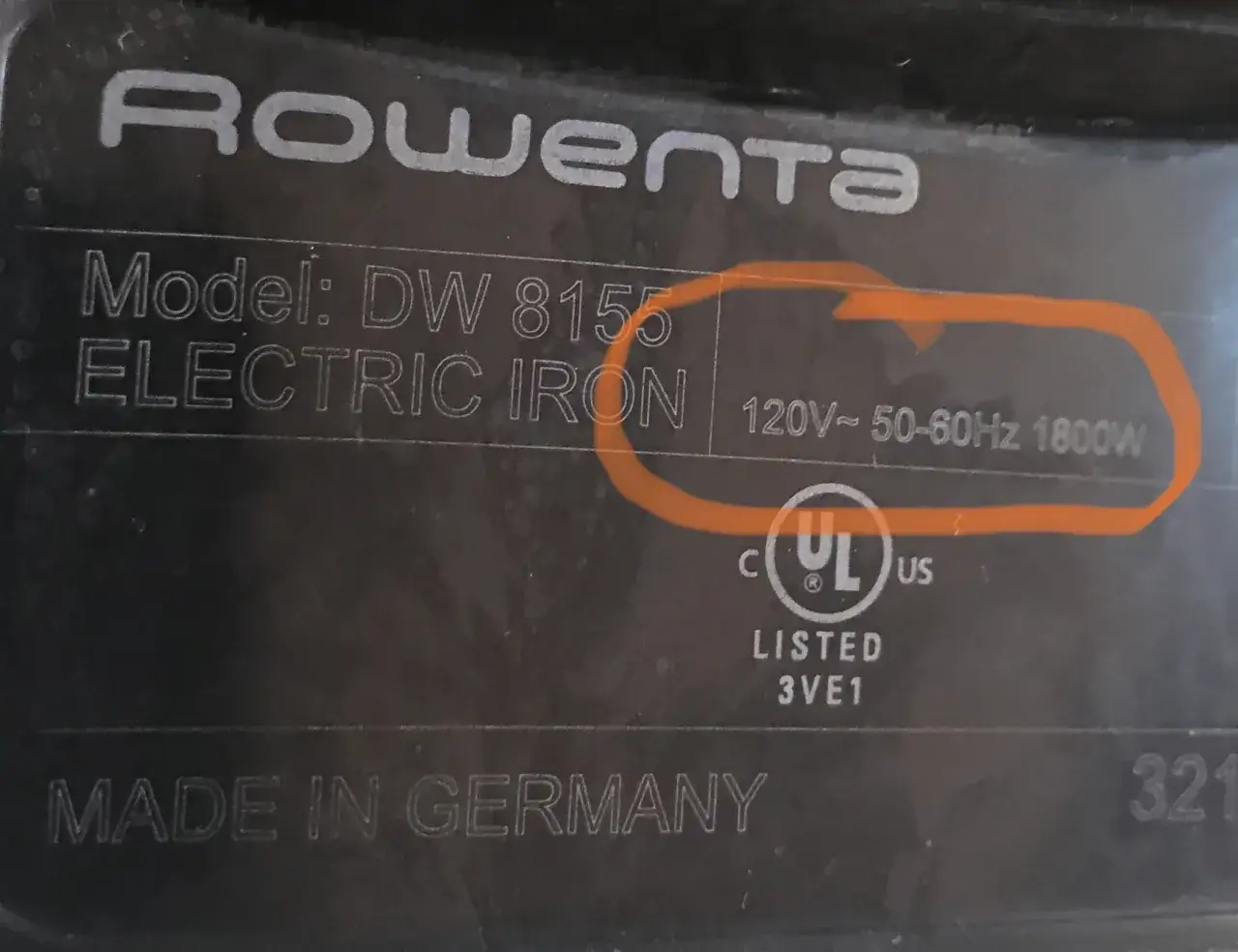 Na tabliczce znamionowej żelazka Rowenta, model DW 8155, widnieje informacja o mocy znamionowej 1800W.