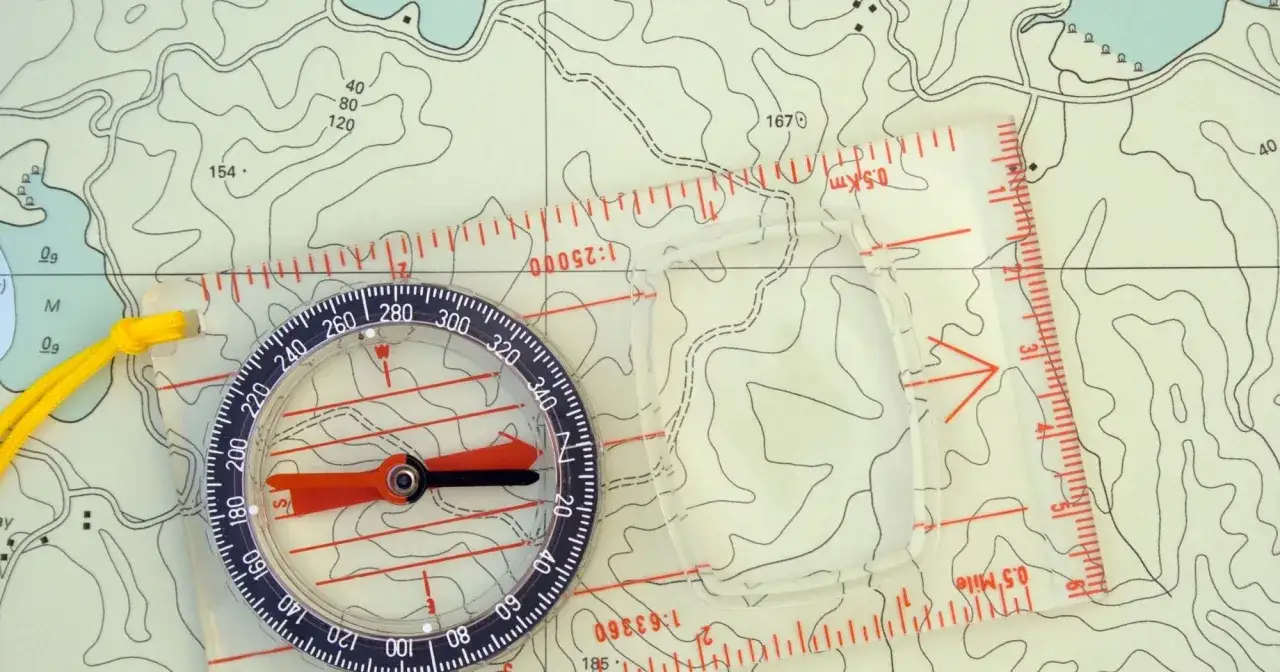 Bussola e mappa topografica: ecco cos'&egrave; l'orienteering, uno sport che unisce natura e orientamento.