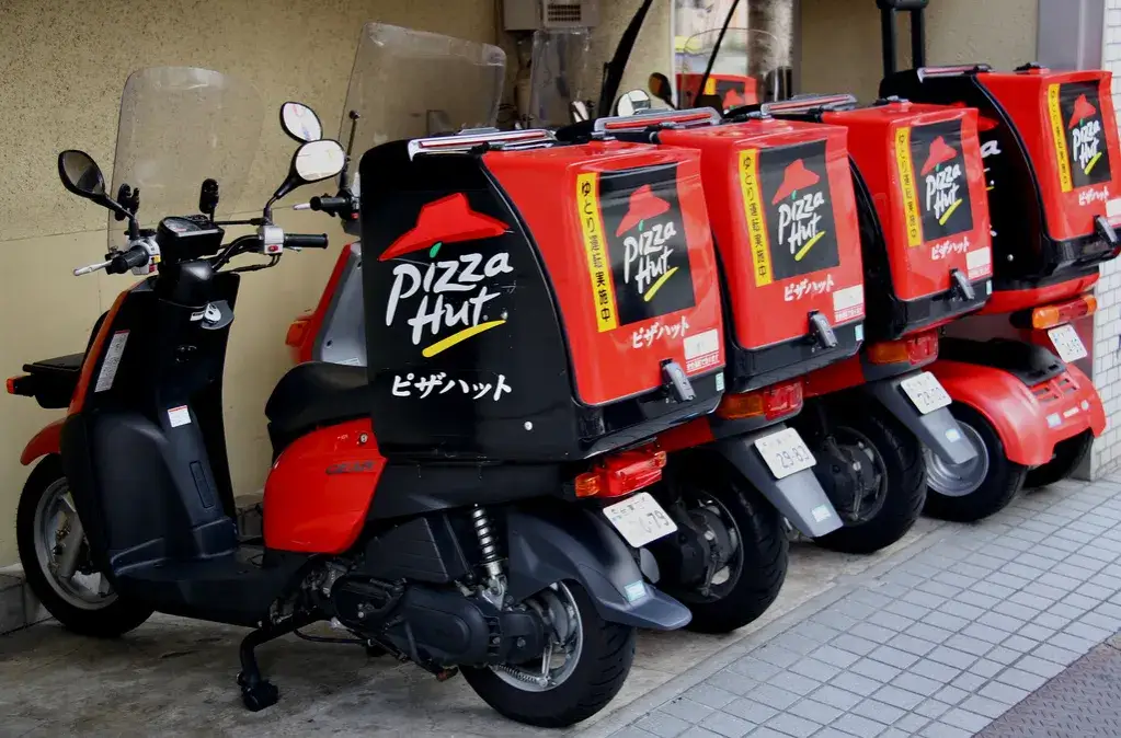 dostawa pizza samoch&oacute;d skuter rower